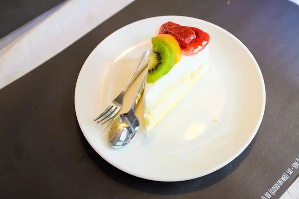 Τυρί Κέικ Και Ανακατεύουμε Φρούτα Στο Άσπρο Πιάτο Κέικ Φρούτα — Φωτογραφία Αρχείου