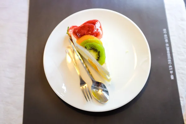 Φρέσκα Φρούτα Μαστίγιο Κρέμα Τούρτα Στο Άσπρο Πιάτο — Φωτογραφία Αρχείου