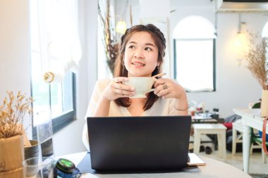 Fincan kahve kullanım sosyal ağ dizüstü bilgisayar teknoloji kavramı ile tutan kadın