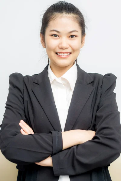Glad Ung Asiatisk Flicka Med Korslagda Armar Svart Kostym Vit — Stockfoto
