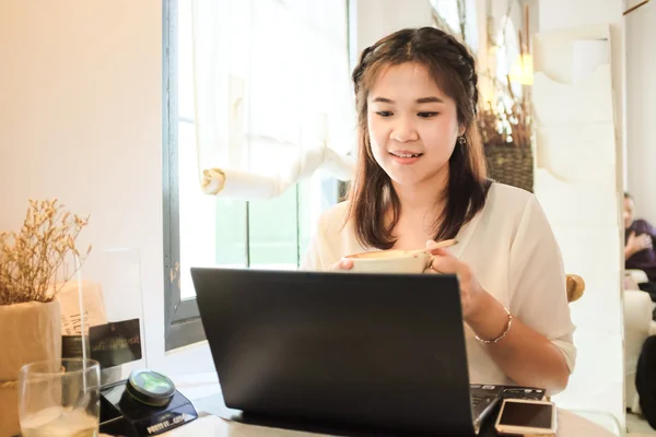 Mujer Sosteniendo Taza Café Uso Redes Sociales Con Concepto Tecnología — Foto de Stock