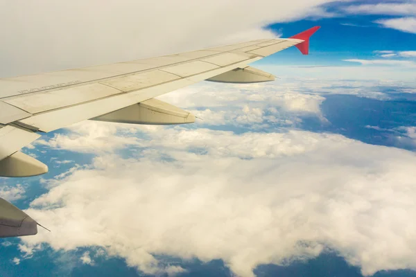 Ala Avión Desde Ventana Cielo Azul Nube Blanca Viaje Fondo —  Fotos de Stock