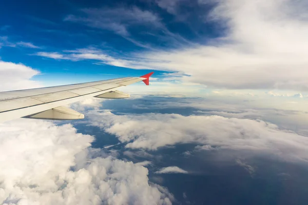Ala Avião Sobre Fundo Das Nuvens — Fotografia de Stock