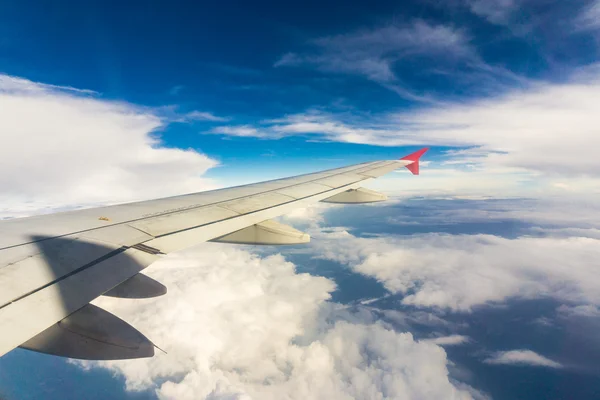 窓からの飛行機の翼青い空白い雲 旅行の背景 — ストック写真