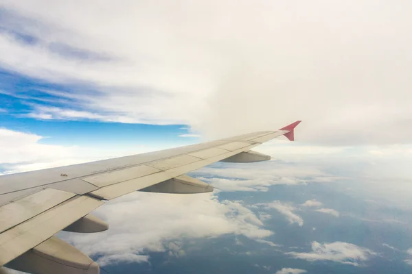 Skrzydło Samolotu Okna Błękitne Niebo Biała Chmura Podróże Tło — Zdjęcie stockowe