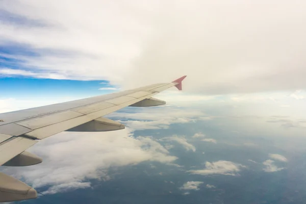 Ala Del Avión Sobre Fondo Las Nubes — Foto de Stock