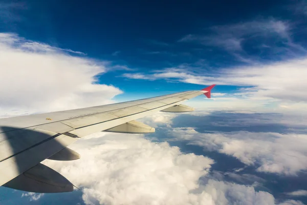 Ala Del Avión Sobre Fondo Las Nubes —  Fotos de Stock