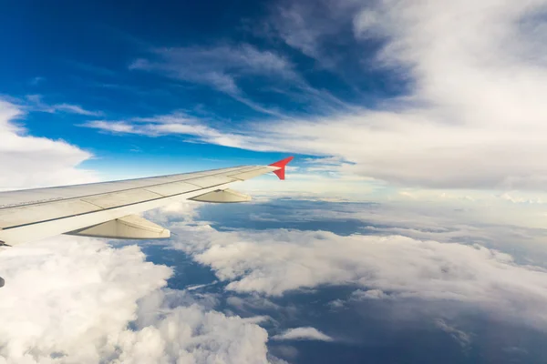 窓からの飛行機の翼青い空白い雲 旅行の背景 — ストック写真