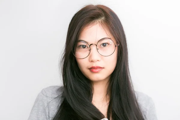 Portrét Mladé Asijské Blbeček Ženy Brýlemi Bederní Zblízka Bílém Pozadí — Stock fotografie