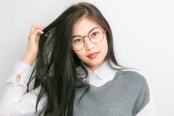 流行に敏感な眼鏡を掛けた肖像若いアジアのオタク ビジネス女性をクローズ アップ ホワイト バック グラウンドに — ストック写真