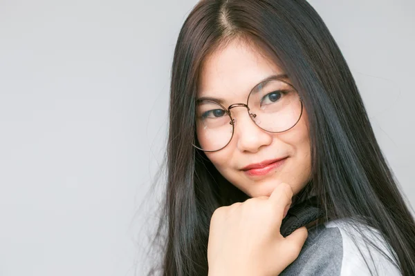 美しいアジアの女性はメガネ 自然の美しさの女性 — ストック写真