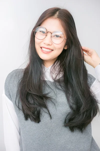 美しいアジアの女性は、メガネを着用します。 — ストック写真