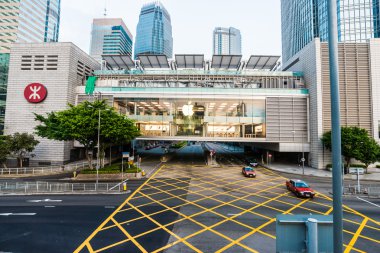 Hong Kong, Çin - 23 Ekim 2015: Apple Store merkezi bölgesi penceresinde. Apple Inc Cupertino, California'da merkezi bulunan bir Amerikan çokuluslu teknoloji firmasıdır.