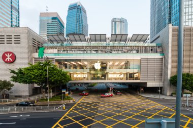 Hong Kong, Çin - 23 Ekim 2015: Apple Store merkezi bölgesi penceresinde. Apple Inc Cupertino, California'da merkezi bulunan bir Amerikan çokuluslu teknoloji firmasıdır.