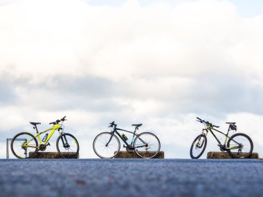 Bisiklet dağ park yol park açık, gökyüzü arka plan üzerinde