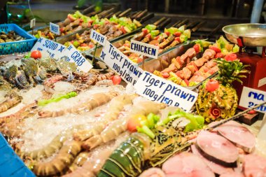 Ham çimenlik balık taze deniz ürünleri pazarında Lipe Island, buz deniz ürünleri satan buz üstünde.