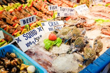 Ham çimenlik balık taze deniz ürünleri pazarında Lipe Island, buz deniz ürünleri satan buz üstünde.