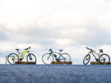 Bisiklet dağ park yol park açık, gökyüzü arka plan üzerinde