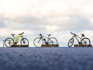 Dağ, mavi gökyüzü bulut beyaz arka plan üst yolda Bisiklet park