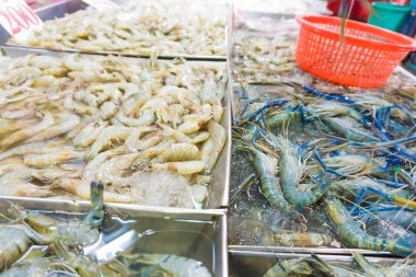 Çiğ karides taze pazarında çeşitli tür tepsi
