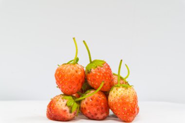 Beyaz üzerine organik çilek grubu.