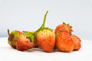 Beyaz üzerine organik çilek grubu.