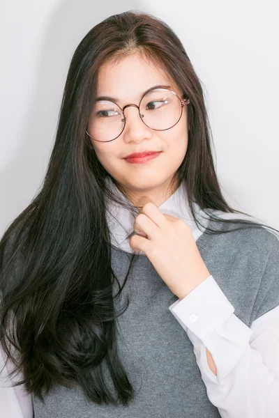 아름 다운 아시아 여자는 안경 착용 — 스톡 사진