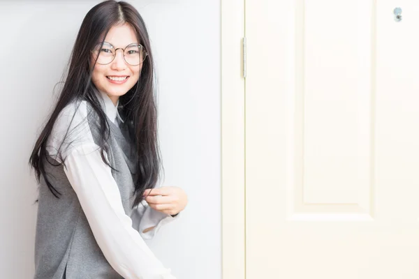 Belle donne asiatiche indossano occhiali — Foto Stock