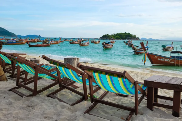 Солнечные Зонтики Деревянные Кровати Тропическом Пляже Андаманский Морской Отдых — стоковое фото