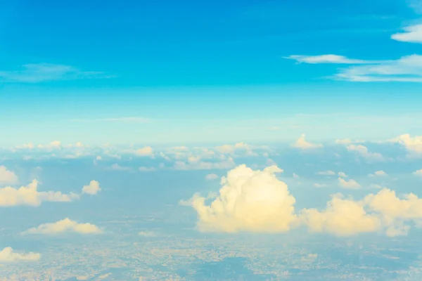 Cielo con nubes blancas noche —  Fotos de Stock