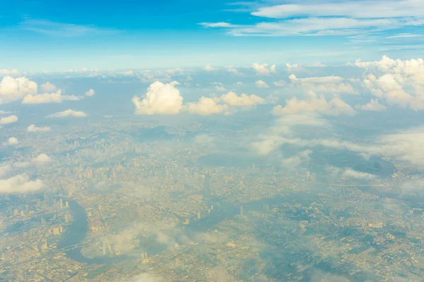 Cielo con vista a las nubes desde el avión puede ver el continente de Bangkok —  Fotos de Stock