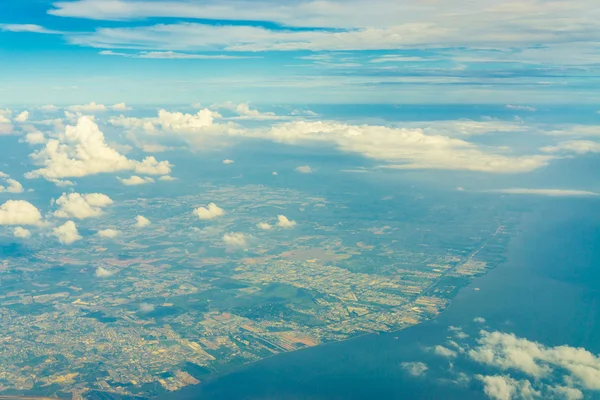 Cielo con vista a las nubes desde el avión puede ver el continente de Bangkok —  Fotos de Stock