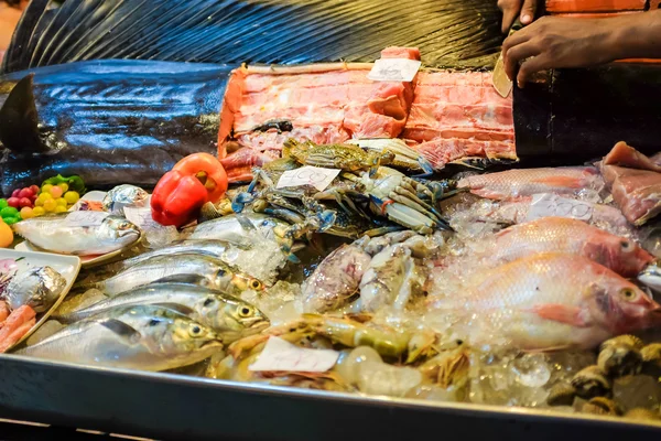 Fresh seafood on ice for sell — Stock Photo, Image