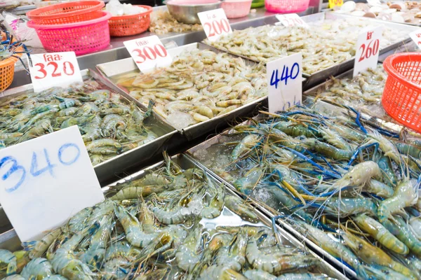 Bandeja Varios Tipos Camarones Crudos Mercado Fresco — Foto de Stock