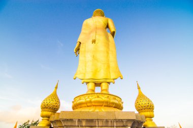 Altın buddha heykeli mavi gökyüzünde Thailnd karşı
