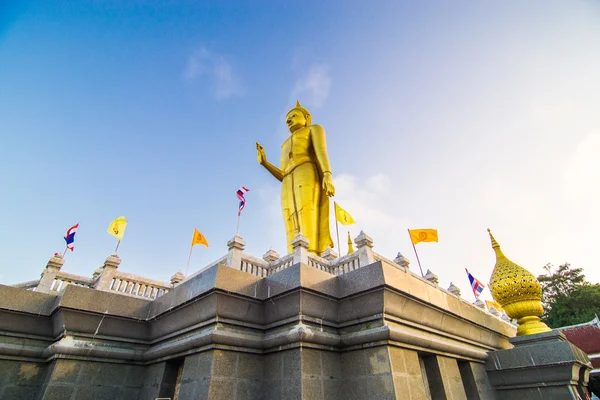 Estatua de buda dorada contra el cielo azul —  Fotos de Stock