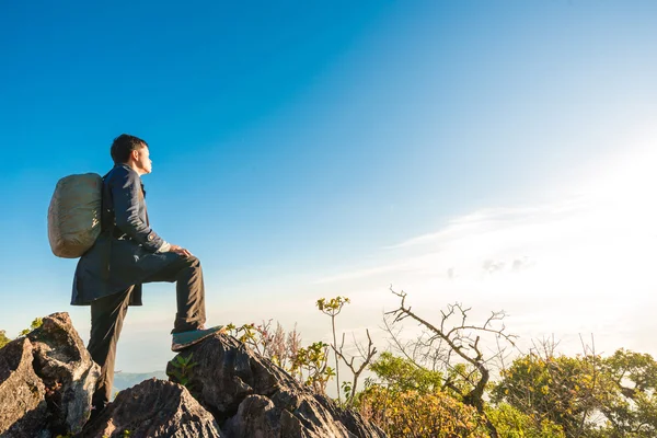 Fotógrafo Hombre Con Cámara Está Preparando Para Tomar Foto Montaña — Foto de Stock