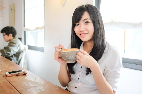 아시아 여자 창 근처 커피와 홀드 컵을 마시는 — 스톡 사진