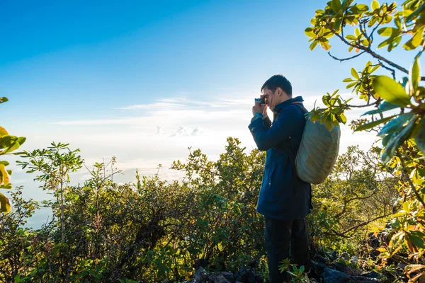 Fotógrafo hombre con cámara se está preparando para tomar la foto — Foto de Stock