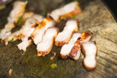 Pişmiş domuz kızartma ahşap plaka, ızgara domuz eti ile