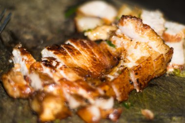 Pişmiş domuz kızartma ahşap plaka, ızgara domuz eti ile