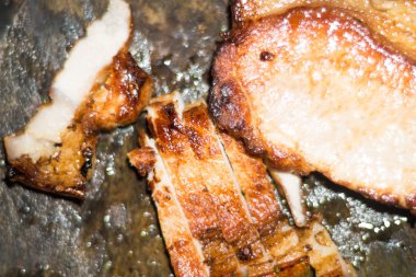 Ahşap plaka ile pişmiş domuz eti kızartma