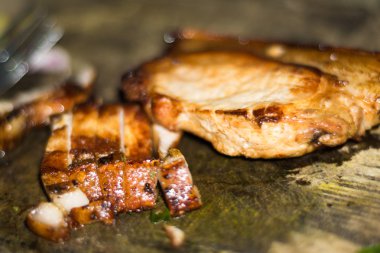 Pişmiş domuz kızartma ahşap plaka, ızgara domuz eti ile