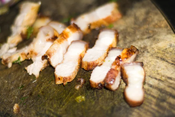 Pişmiş domuz kızartma ahşap plaka, ızgara domuz eti ile