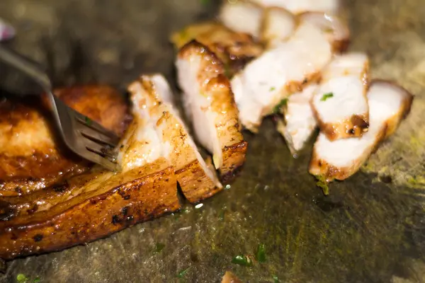 Eski kesme tahtası üzerinde kavrulmuş domuz eti