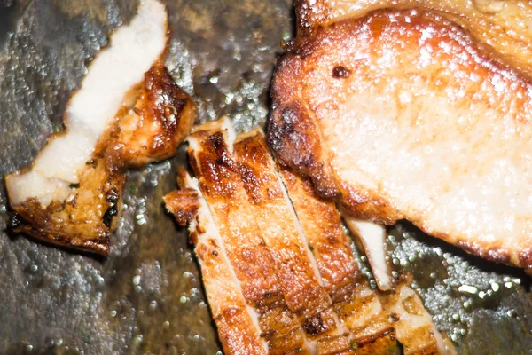 Ahşap plaka ile pişmiş domuz eti kızartma