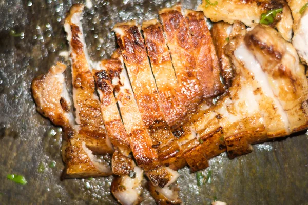 Cooked Pork Roast Dengan Piring Kayu Daging Babi Panggang — Stok Foto