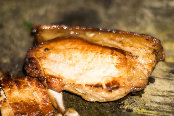 Ahşap plaka ile pişmiş domuz eti kızartma