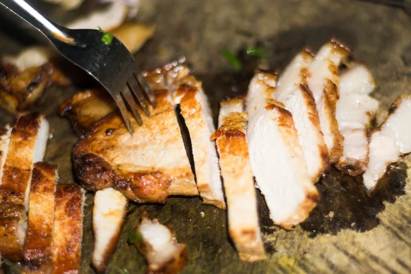 Eski kesme tahtası üzerinde kavrulmuş domuz eti