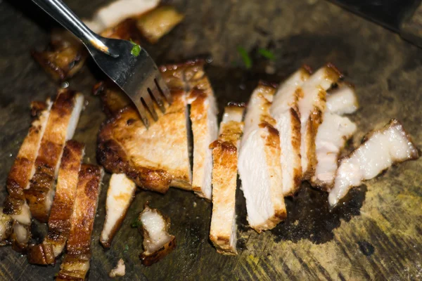 Eski kesme tahtası üzerinde kavrulmuş domuz eti — Stok fotoğraf